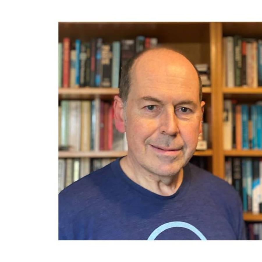 Rory Cellan-Jones posing in front of a bookshelf